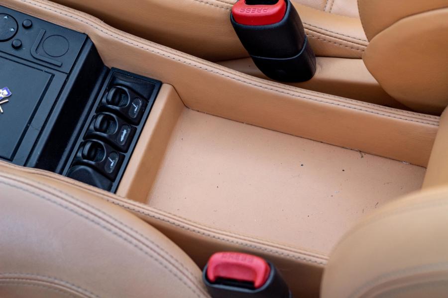 Детали интерьера Ferrari F355 Spider 1995 года  (фото 106 из 149)